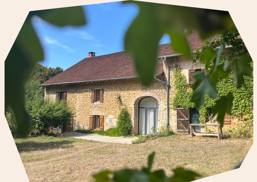 photo de la maison l'empreinte fond rose